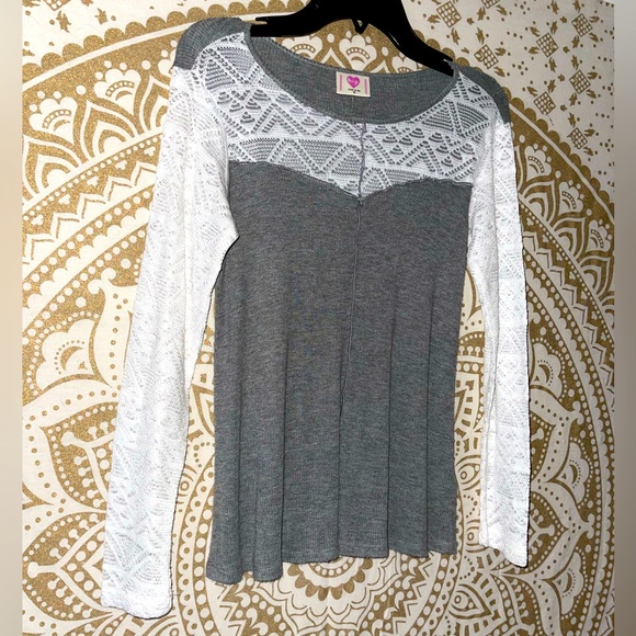 ✨HP✨ GIRLS ADORABLE GREY & WHITE LACE TOP BY “H.I.P.” MADE IN THE USA, SIZE MED - Picture 3 of 6
